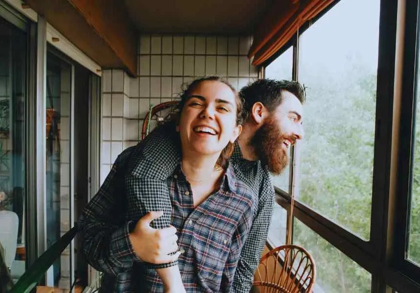 strong relationship enjoys organized living